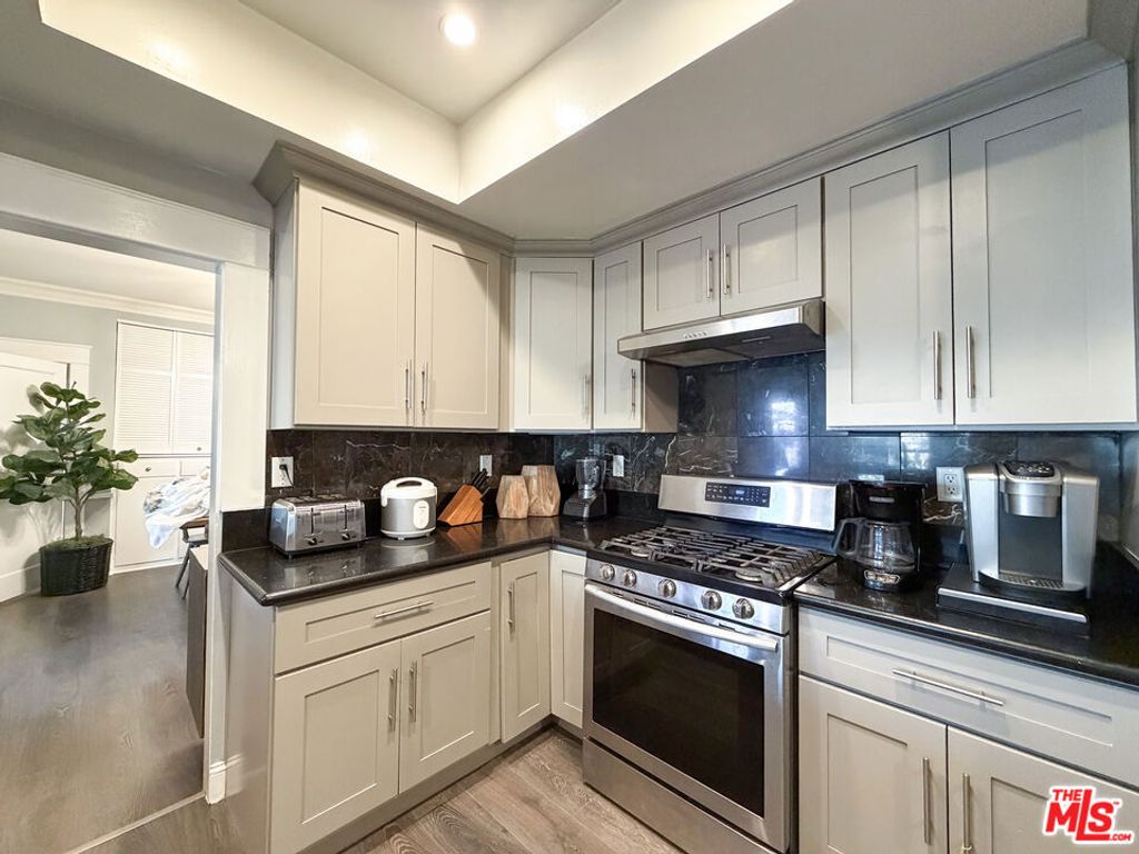 Image 26 of property listing at 942 S Bronson Avenue, Los Angeles, CA 90019