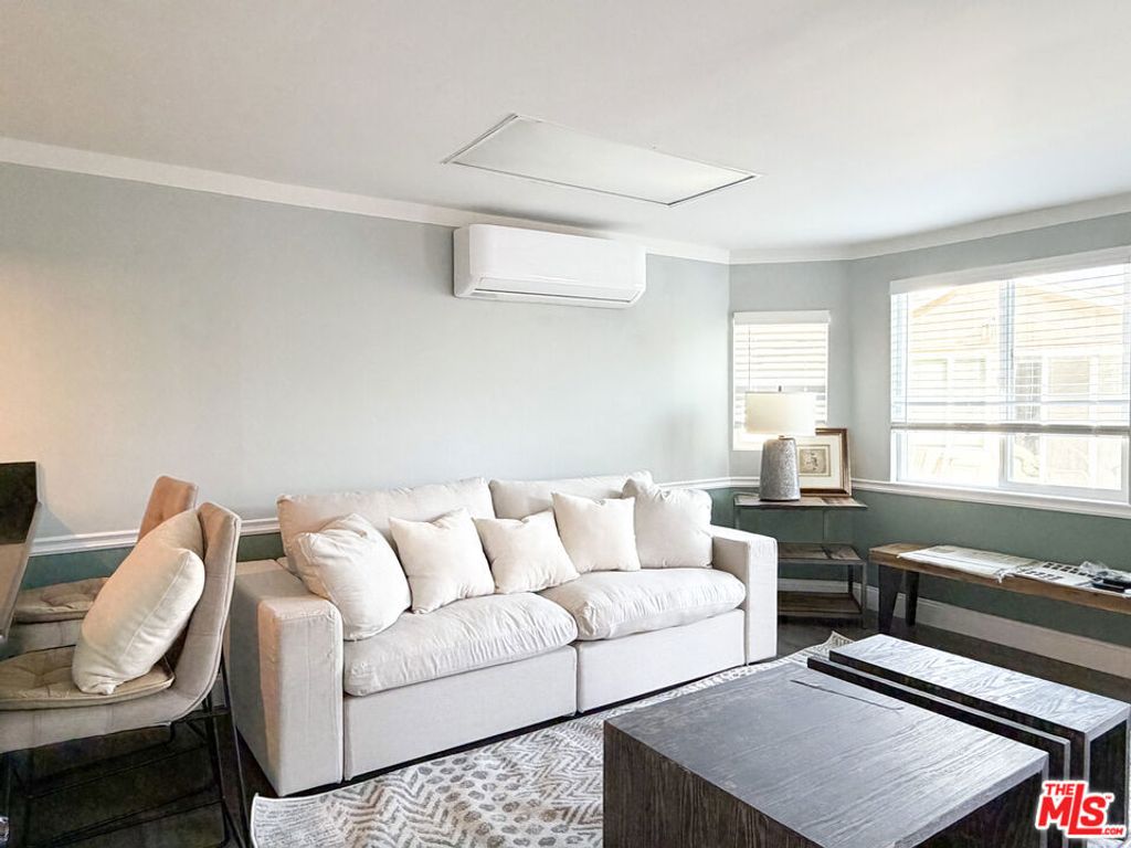 Image 27 of property listing at 942 S Bronson Avenue, Los Angeles, CA 90019