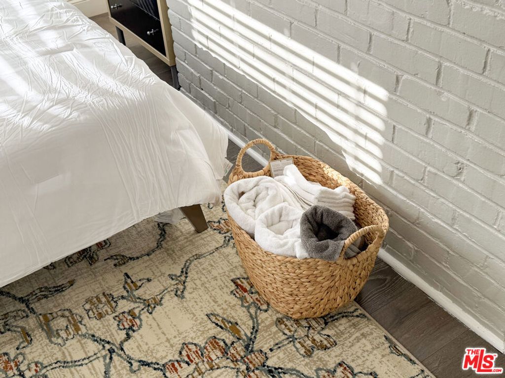 Image 28 of property listing at 942 S Bronson Avenue, Los Angeles, CA 90019