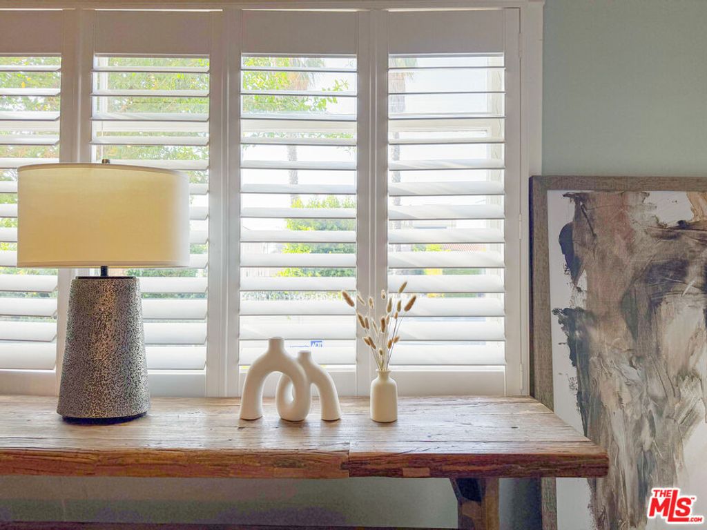 Image 3 of property listing at 942 S Bronson Avenue, Los Angeles, CA 90019