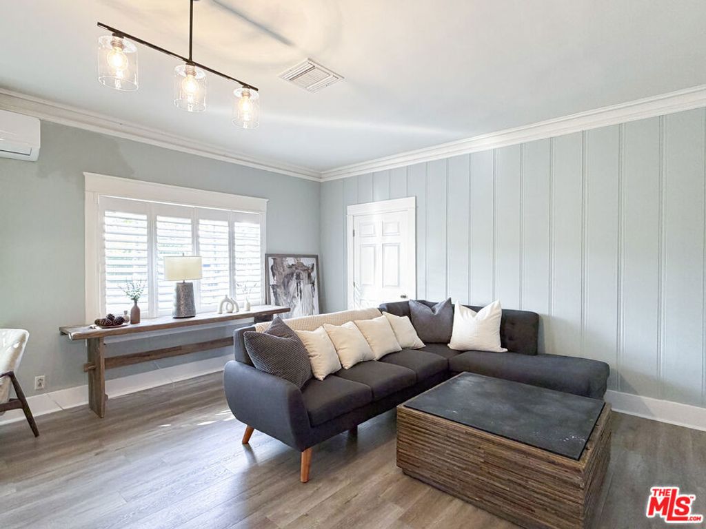 Image 4 of property listing at 942 S Bronson Avenue, Los Angeles, CA 90019