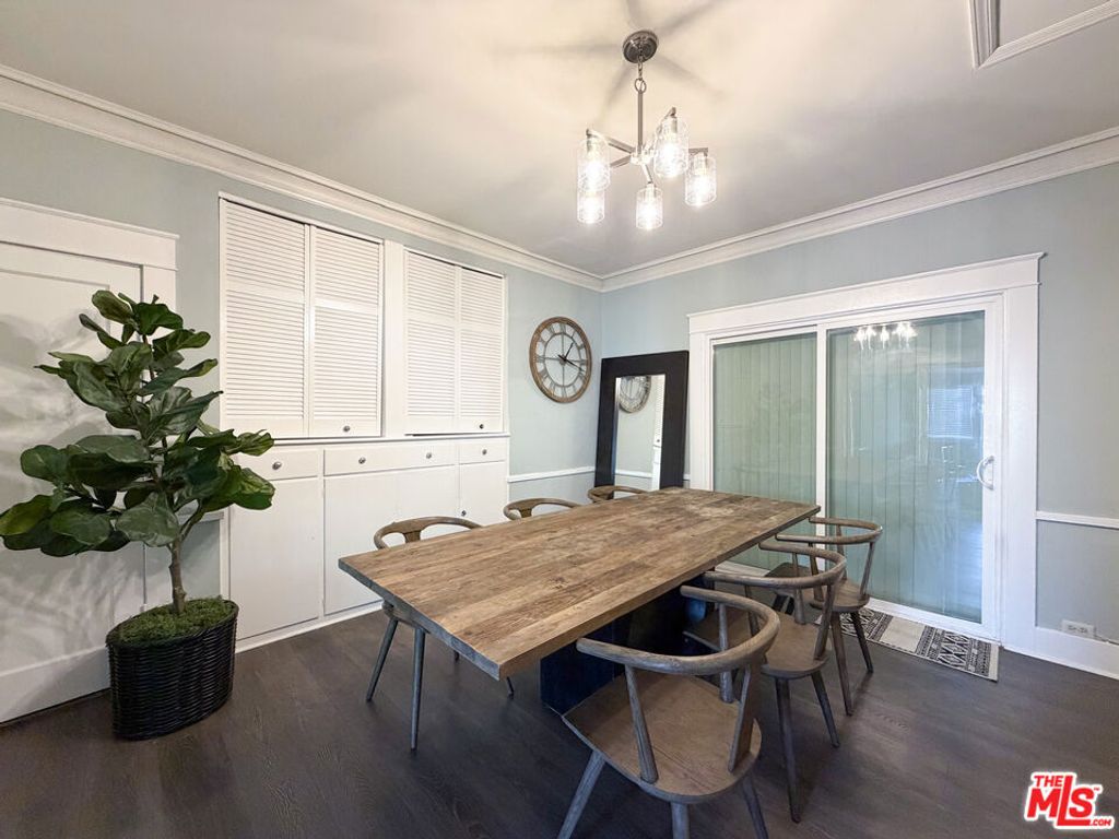 Image 5 of property listing at 942 S Bronson Avenue, Los Angeles, CA 90019