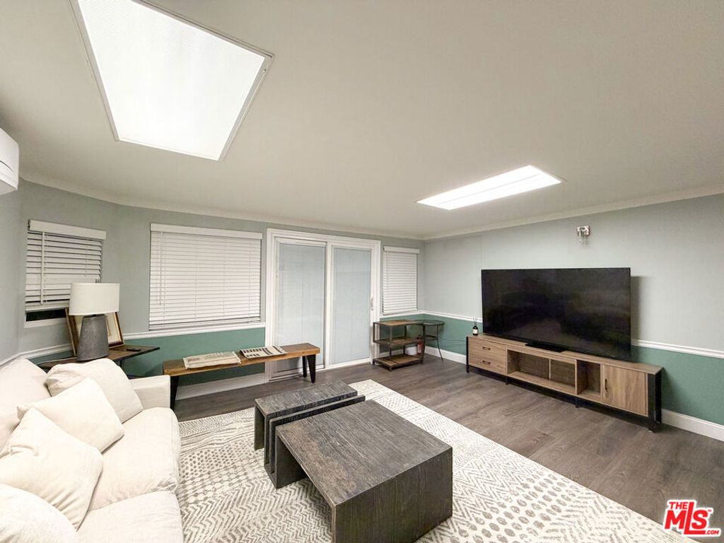 Image 6 of property listing at 942 S Bronson Avenue, Los Angeles, CA 90019