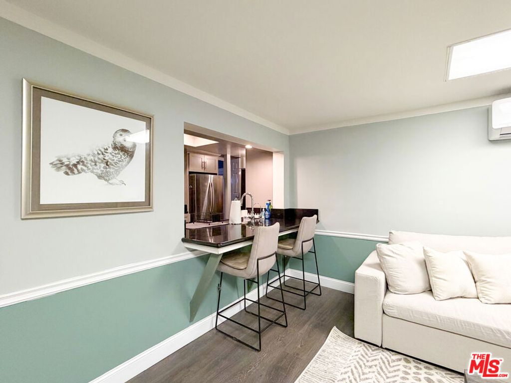 Image 9 of property listing at 942 S Bronson Avenue, Los Angeles, CA 90019