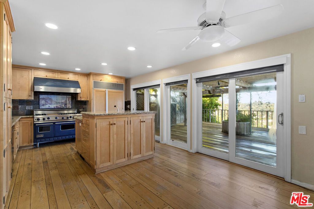 Image 10 of property listing at 10132 Hollow Glen Circle, Los Angeles, CA 90077