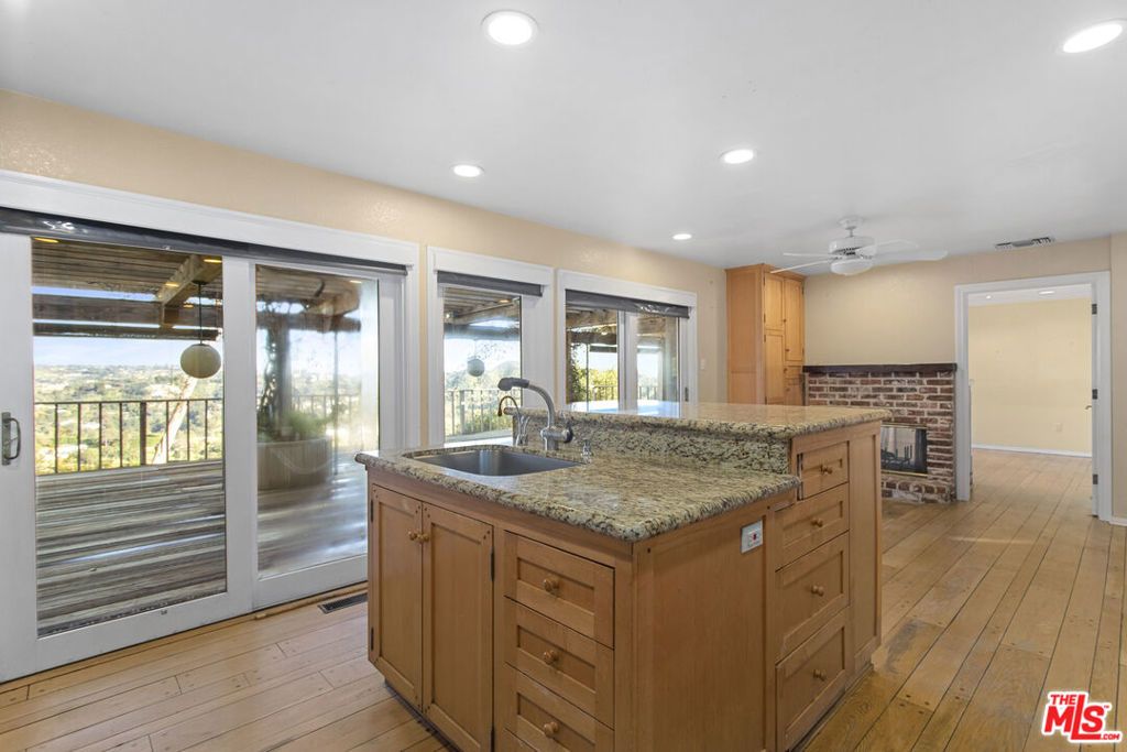 Image 12 of property listing at 10132 Hollow Glen Circle, Los Angeles, CA 90077