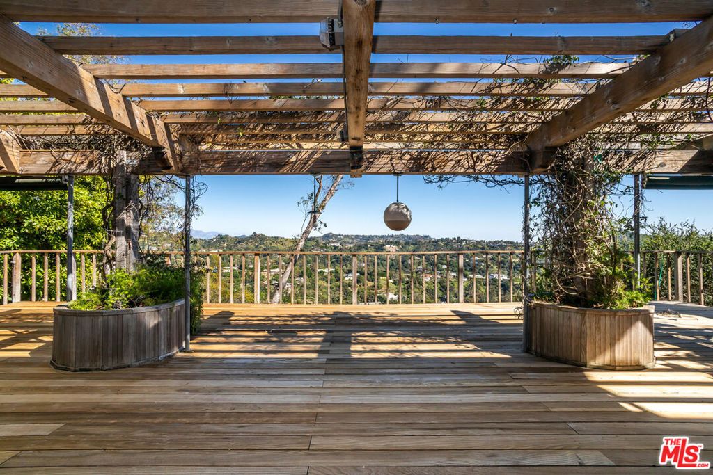 Image 13 of property listing at 10132 Hollow Glen Circle, Los Angeles, CA 90077