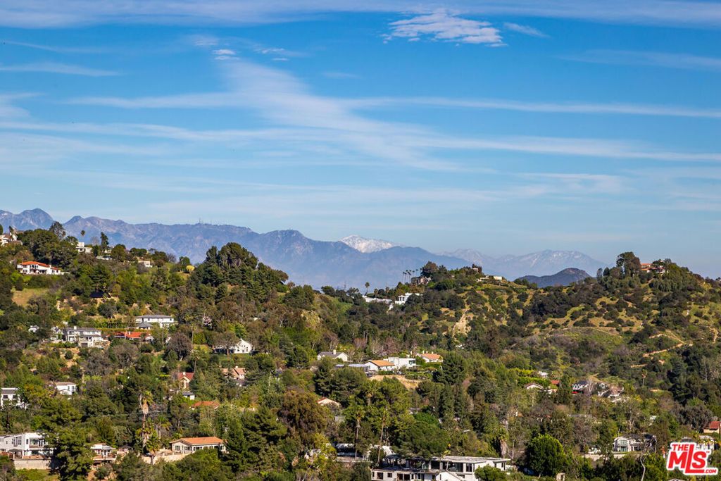 Image 17 of property listing at 10132 Hollow Glen Circle, Los Angeles, CA 90077