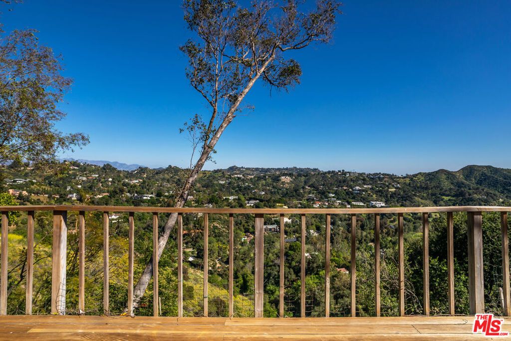 Image 2 of property listing at 10132 Hollow Glen Circle, Los Angeles, CA 90077