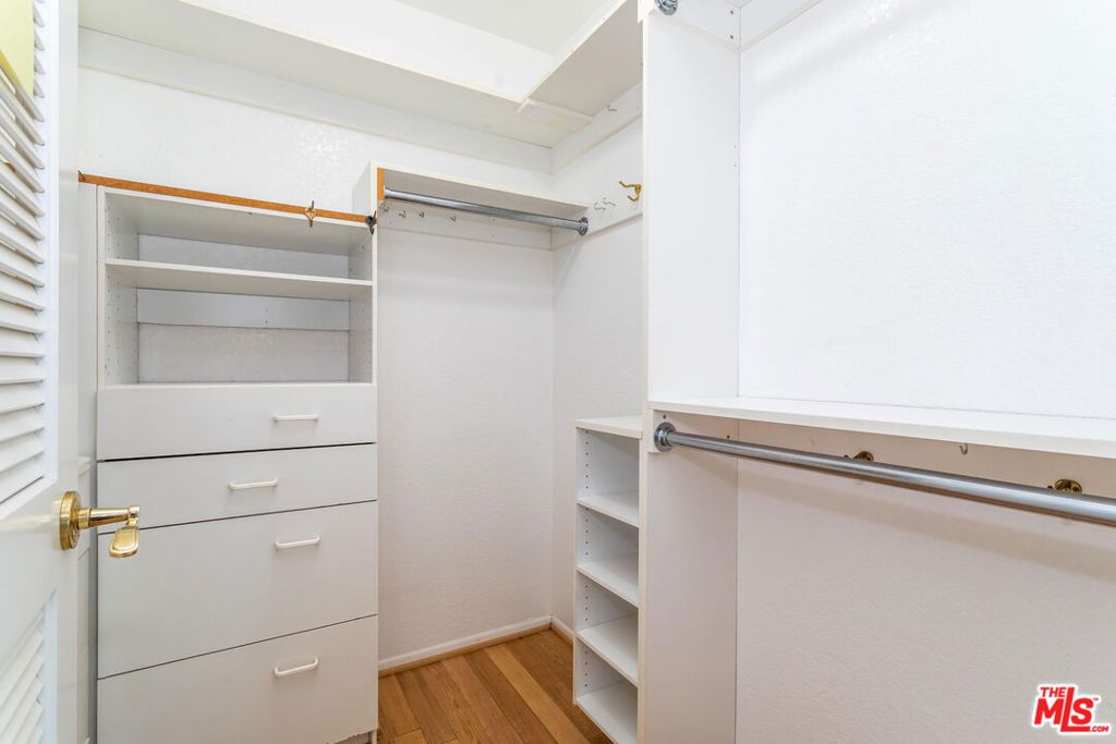 Image 20 of property listing at 10132 Hollow Glen Circle, Los Angeles, CA 90077