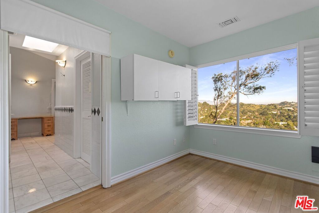 Image 21 of property listing at 10132 Hollow Glen Circle, Los Angeles, CA 90077