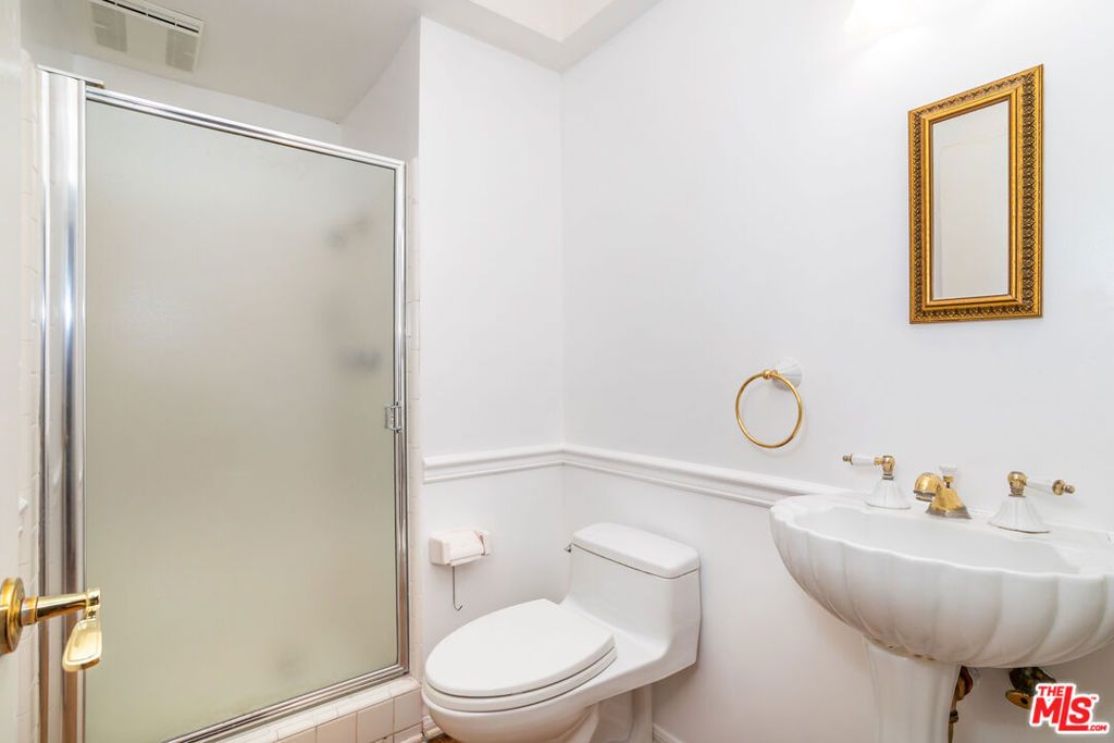 Image 26 of property listing at 10132 Hollow Glen Circle, Los Angeles, CA 90077