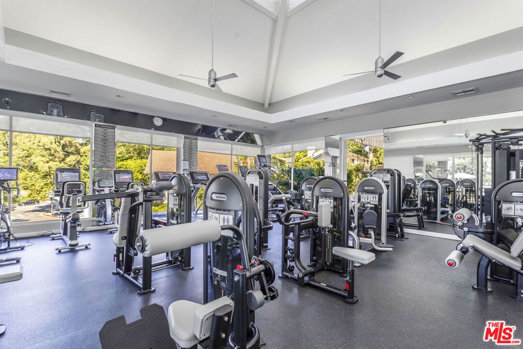 Image 33 of property listing at 10132 Hollow Glen Circle, Los Angeles, CA 90077