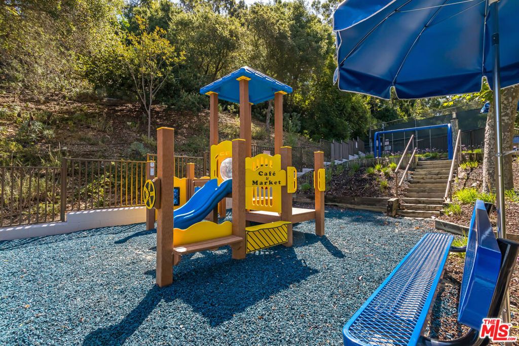 Image 35 of property listing at 10132 Hollow Glen Circle, Los Angeles, CA 90077