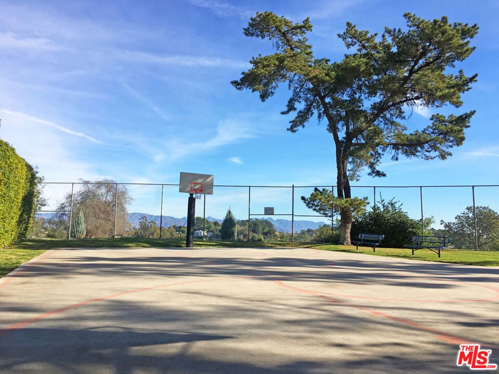 Image 36 of property listing at 10132 Hollow Glen Circle, Los Angeles, CA 90077