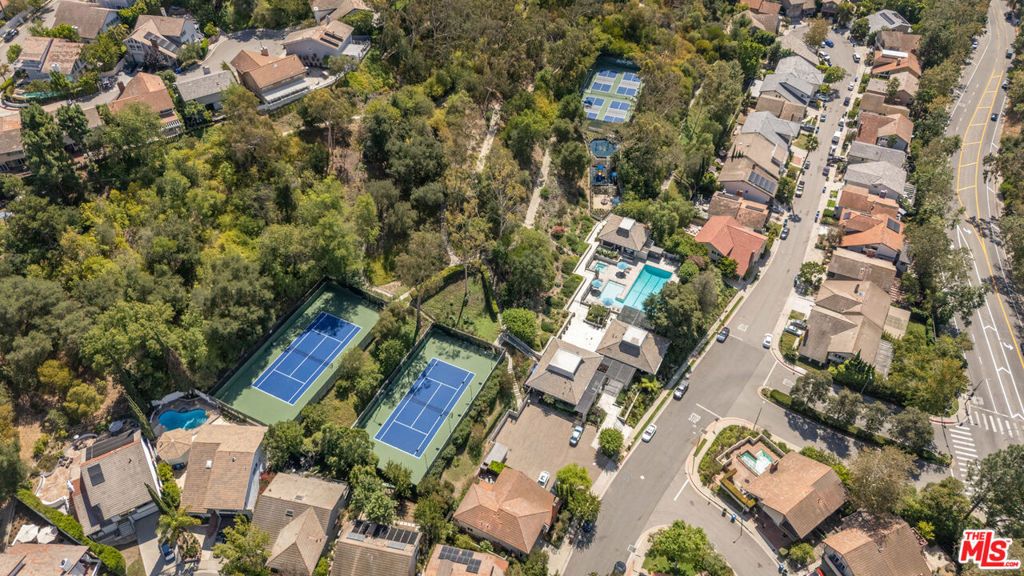 Image 38 of property listing at 10132 Hollow Glen Circle, Los Angeles, CA 90077