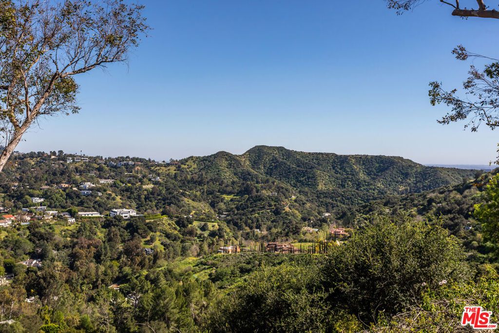 Image 4 of property listing at 10132 Hollow Glen Circle, Los Angeles, CA 90077