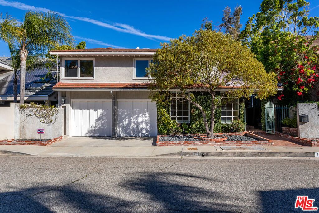 Image 5 of property listing at 10132 Hollow Glen Circle, Los Angeles, CA 90077