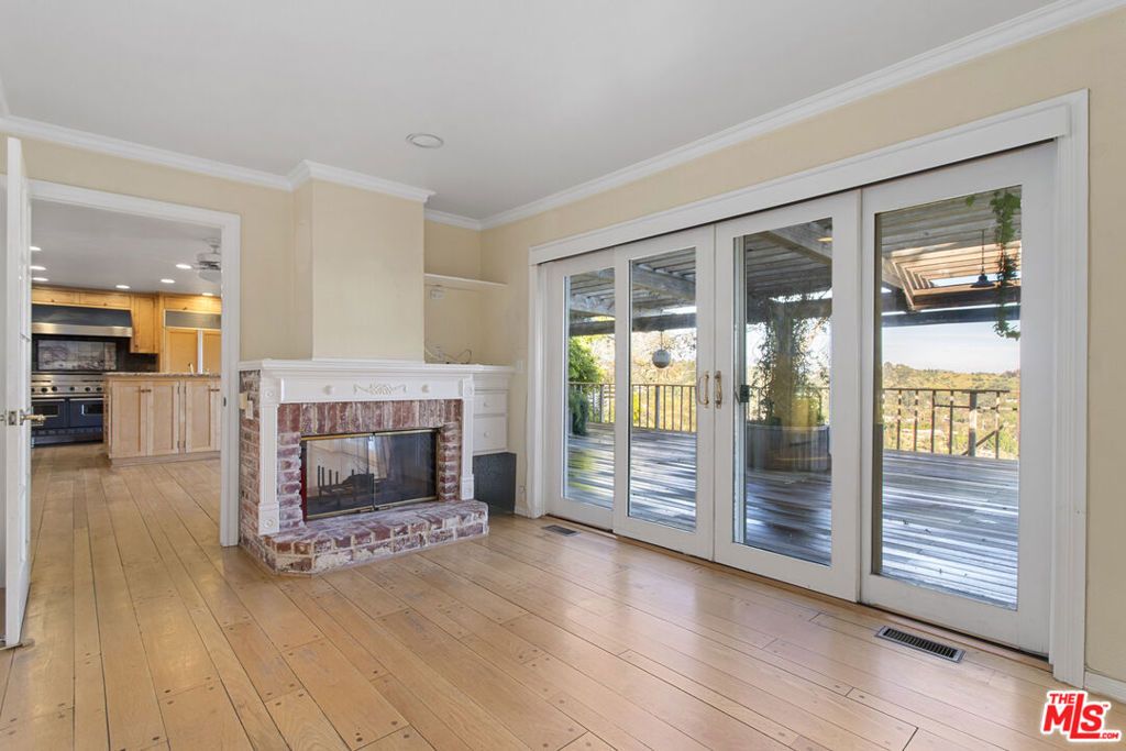 Image 9 of property listing at 10132 Hollow Glen Circle, Los Angeles, CA 90077