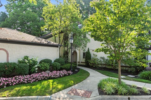 82 Bishop Square, Columbus, OH 43209