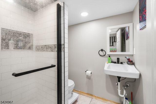 42 Lake St, East Orange City, NJ 07017