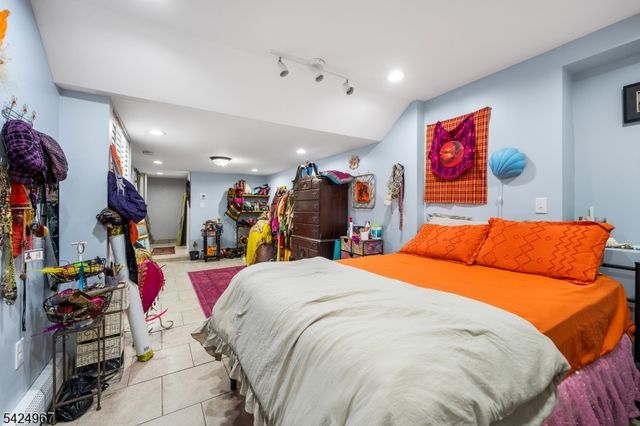 42 Lake St, East Orange City, NJ 07017