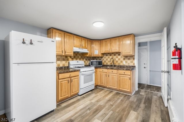 42 Lake St, East Orange City, NJ 07017