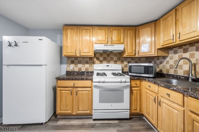 42 Lake St, East Orange City, NJ 07017