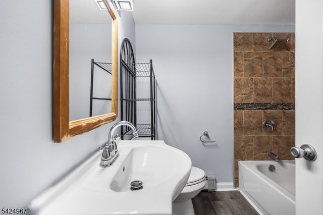 42 Lake St, East Orange City, NJ 07017