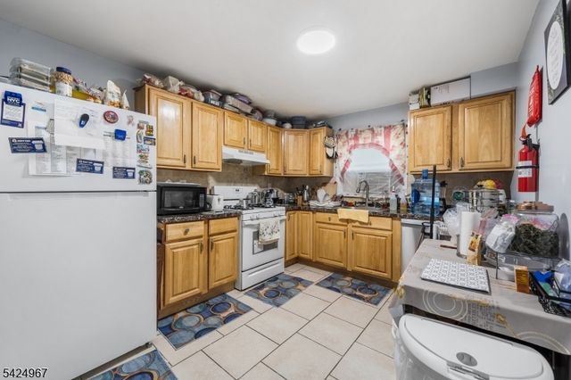 42 Lake St, East Orange City, NJ 07017