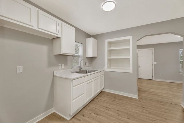 1621 S Hydraulic St, Wichita, KS 67211