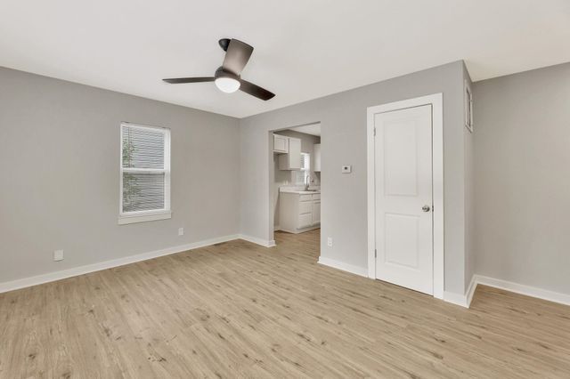 1621 S Hydraulic St, Wichita, KS 67211