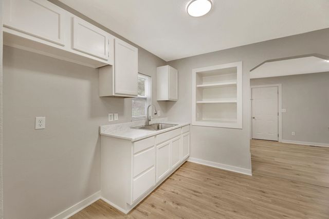 1621 S Hydraulic St, Wichita, KS 67211