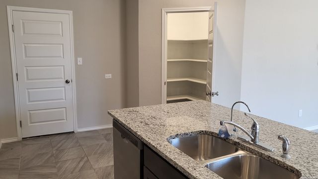 2440 Ayers Dr, Seguin, TX 78155