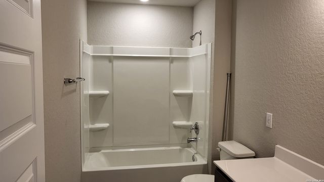 2440 Ayers Dr, Seguin, TX 78155