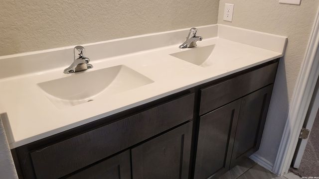 2440 Ayers Dr, Seguin, TX 78155