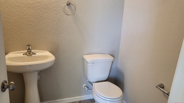 2440 Ayers Dr, Seguin, TX 78155