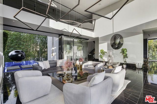 1369 Londonderry Place, West Hollywood, CA 90069