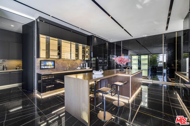 1369 Londonderry Place, West Hollywood, CA 90069