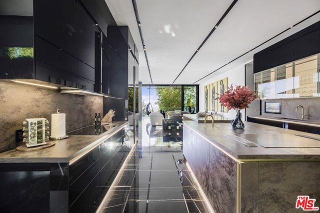 1369 Londonderry Place, West Hollywood, CA 90069