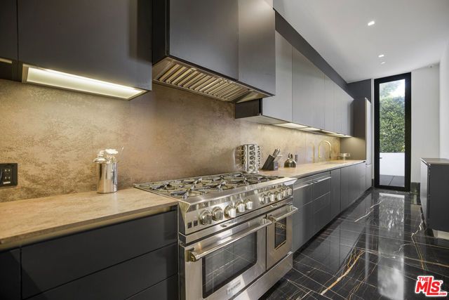 1369 Londonderry Place, West Hollywood, CA 90069