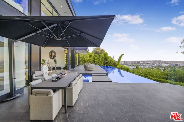 1369 Londonderry Place, West Hollywood, CA 90069