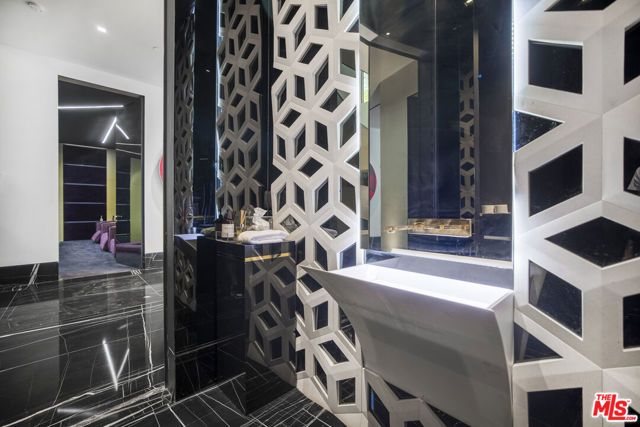 1369 Londonderry Place, West Hollywood, CA 90069