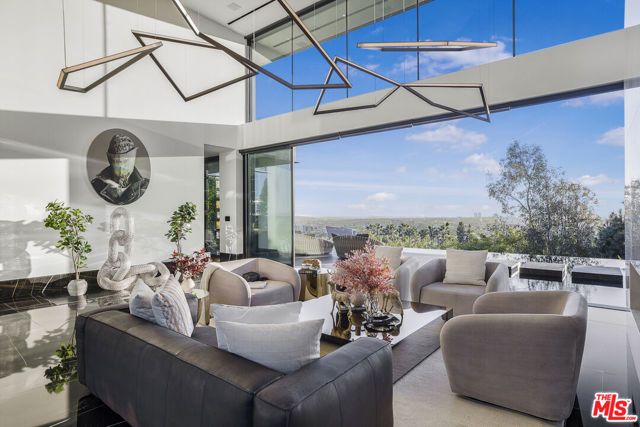 1369 Londonderry Place, West Hollywood, CA 90069