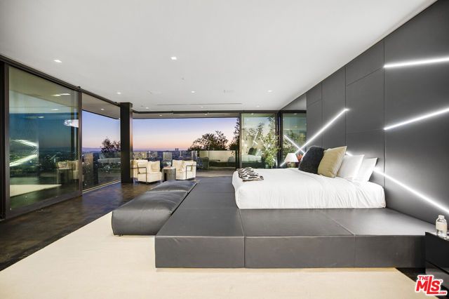 1369 Londonderry Place, West Hollywood, CA 90069