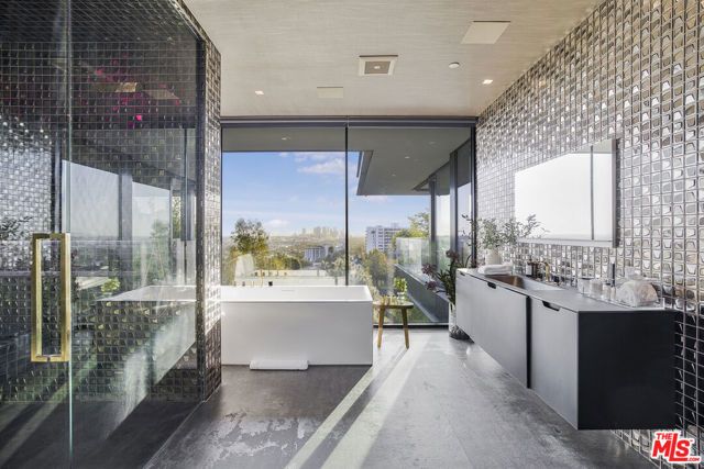 1369 Londonderry Place, West Hollywood, CA 90069