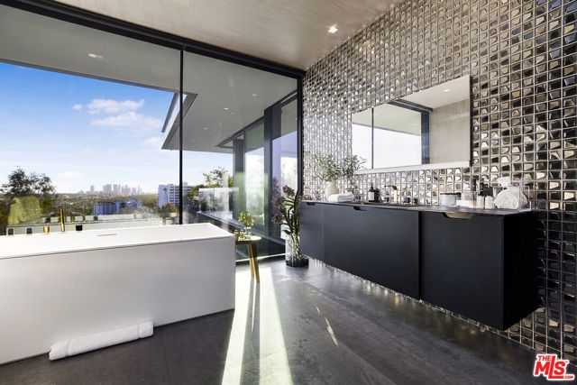 1369 Londonderry Place, West Hollywood, CA 90069