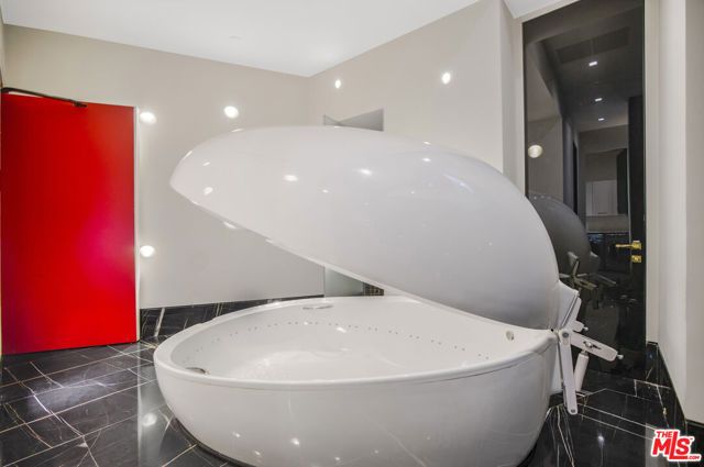 1369 Londonderry Place, West Hollywood, CA 90069