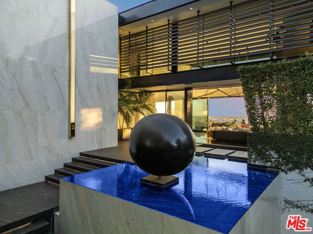 1369 Londonderry Place, West Hollywood, CA 90069