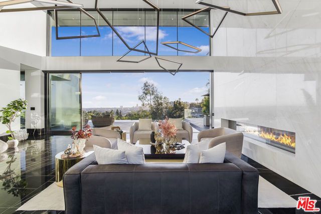 1369 Londonderry Place, West Hollywood, CA 90069